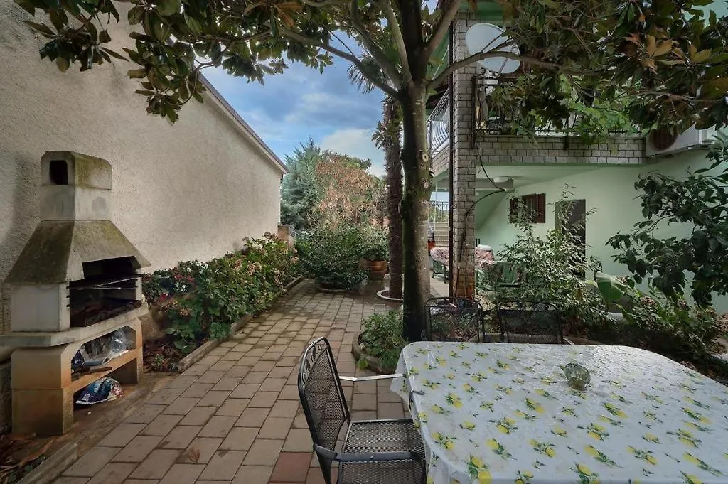 Apartments With A Parking Space Banjole, Pula - 17097 Croatia