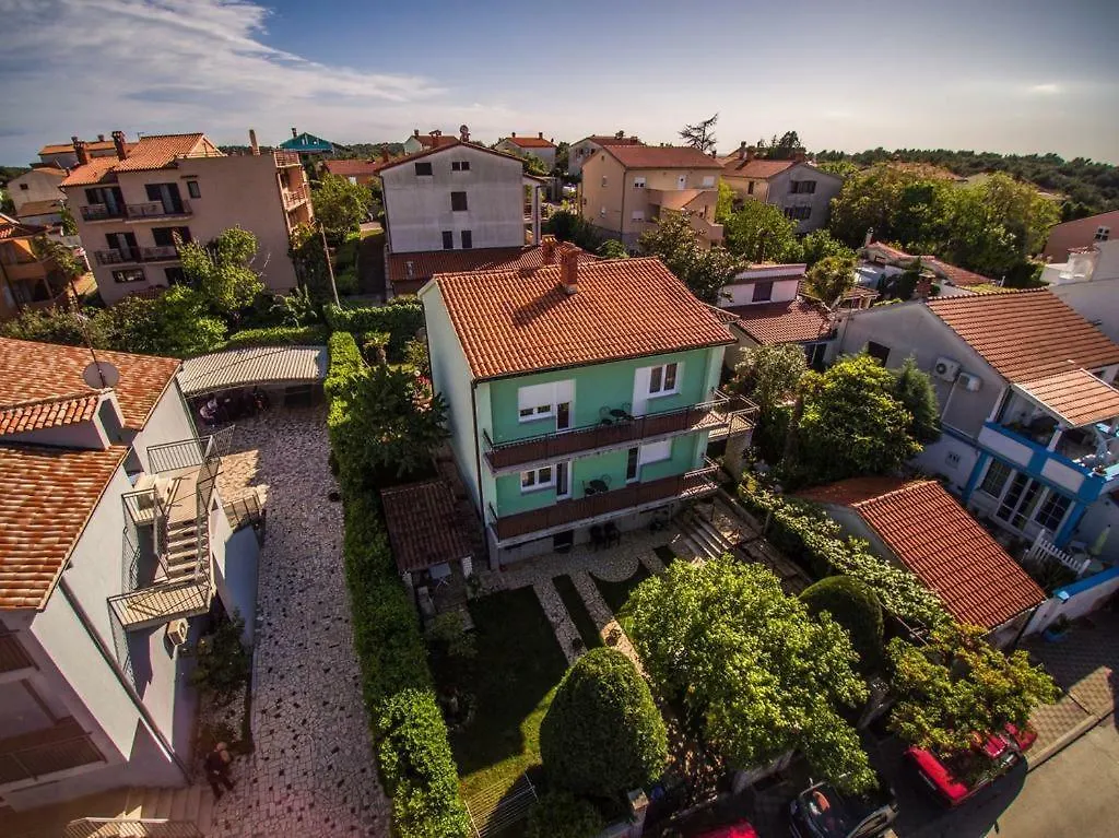 Apartments With A Parking Space Banjole, Pula - 17097